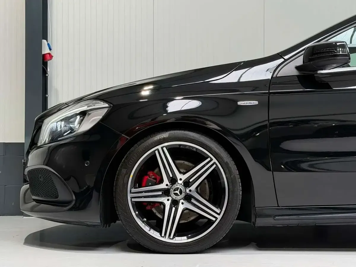 Gebraucht Mercedes A250 AMG line 218 PS (160 kW) 2017 Kosmosschwarz  metalliclack Limousine