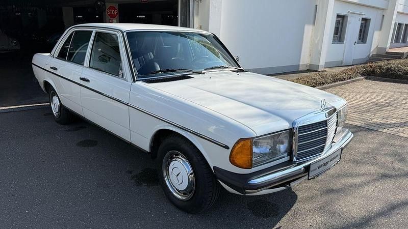 Gebraucht Mercedes 200 109 PS (80 kW) 1981 Weiß Limousine