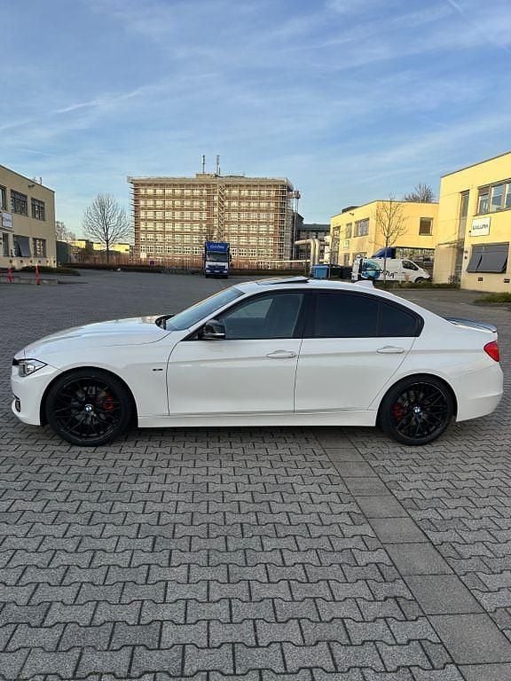 Gebraucht BMW 330 Sport Line 258 PS (189 kW) 2012 Weiß Limousine
