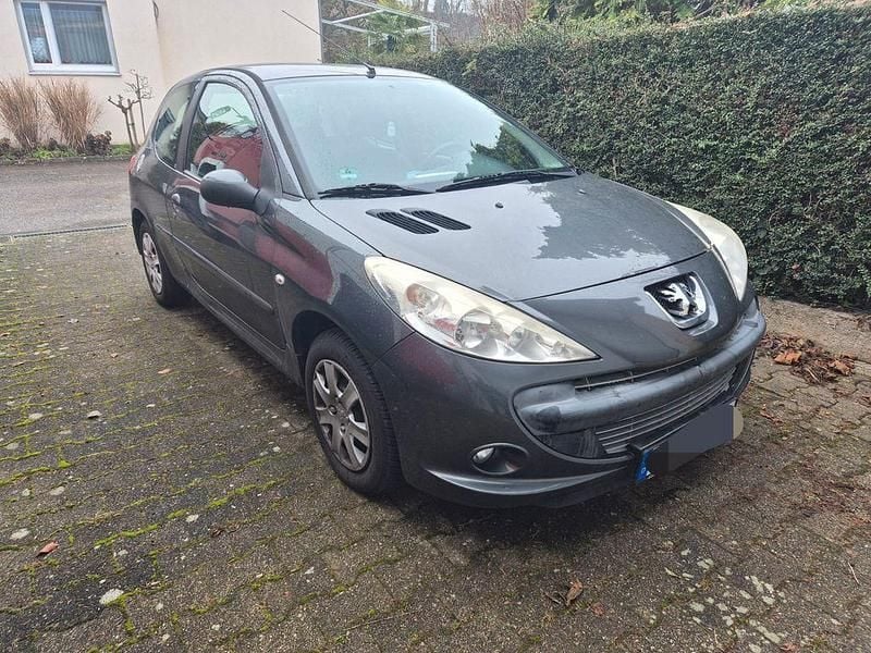 Grau Gebraucht 2011 Peugeot 206+ Kleinwagen | 2.750 € (Fairer Preis) - Bild 1/4