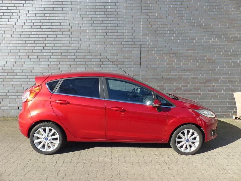 Gebraucht Ford Fiesta Titanium 101 PS (74 kW) 2015 Rot Limousine