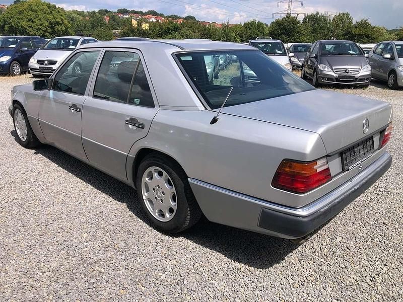 Gebraucht Mercedes E280 197 PS (144 kW) 1992 Silber Limousine