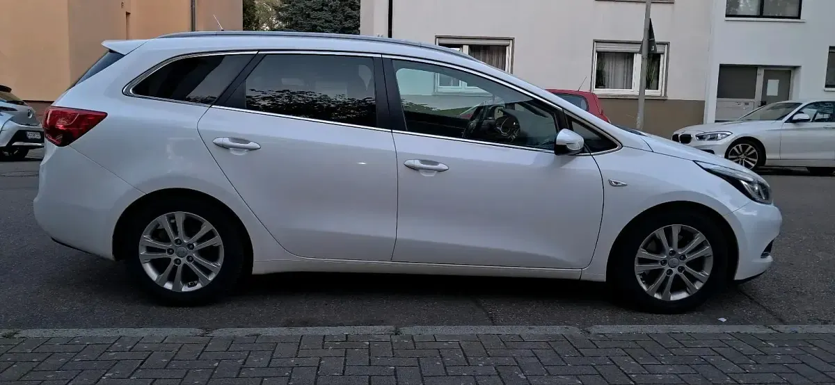Usado Kia Ceed 130 CV (95 kW) 2015 Andere farben Utilitario