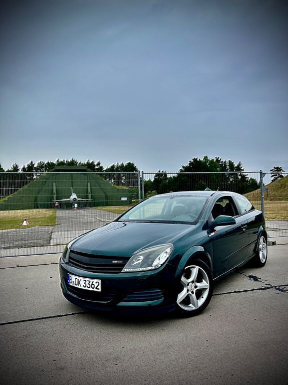 Grün Gebraucht 2006 Opel Astra GTC Sport Limousine | 2.700 € (Fairer Preis) - Bild 1/4