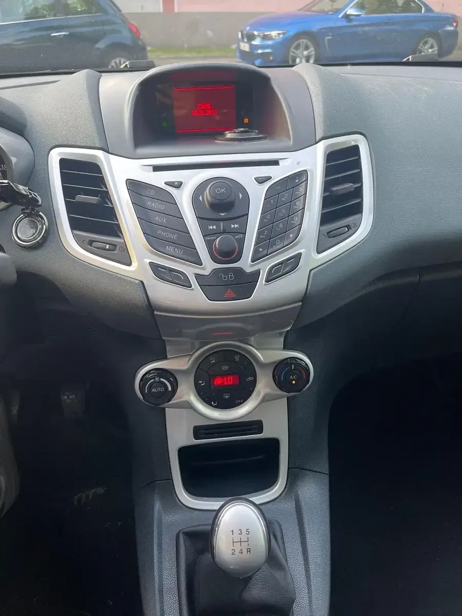 Gebraucht Ford Fiesta 96 PS (70 kW) 2011 Weiß Kleinwagen