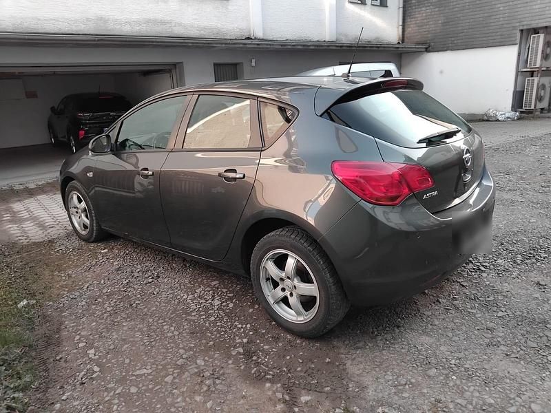 Gebraucht Opel Astra 115 PS (84 kW) 2010 Grau Kleinwagen