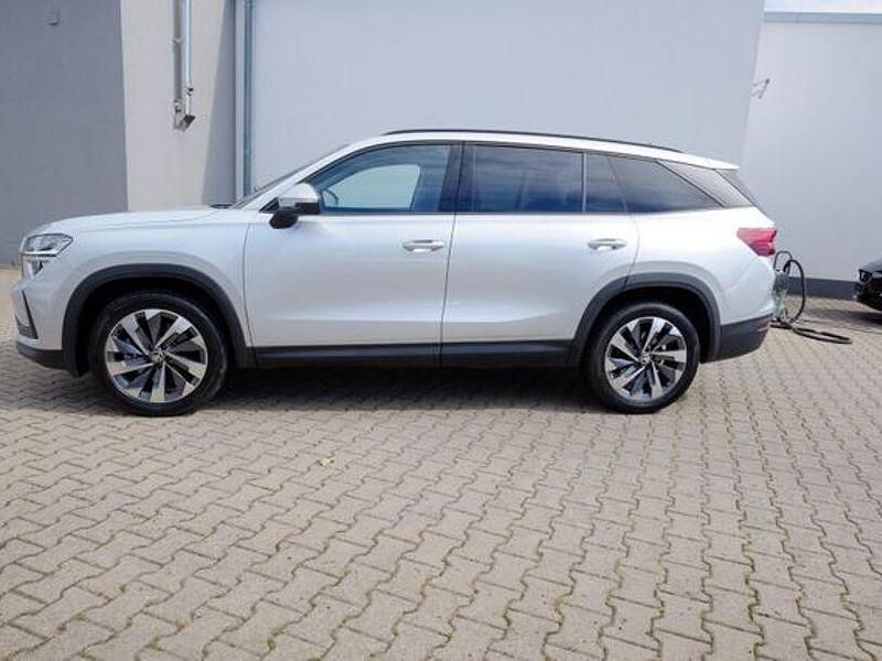 Brilliantsilber metallic (metallic) Gebraucht 2024 Skoda Kodiaq Selection SUV | 38.590 € (Fairer Preis) - Bild 1/4