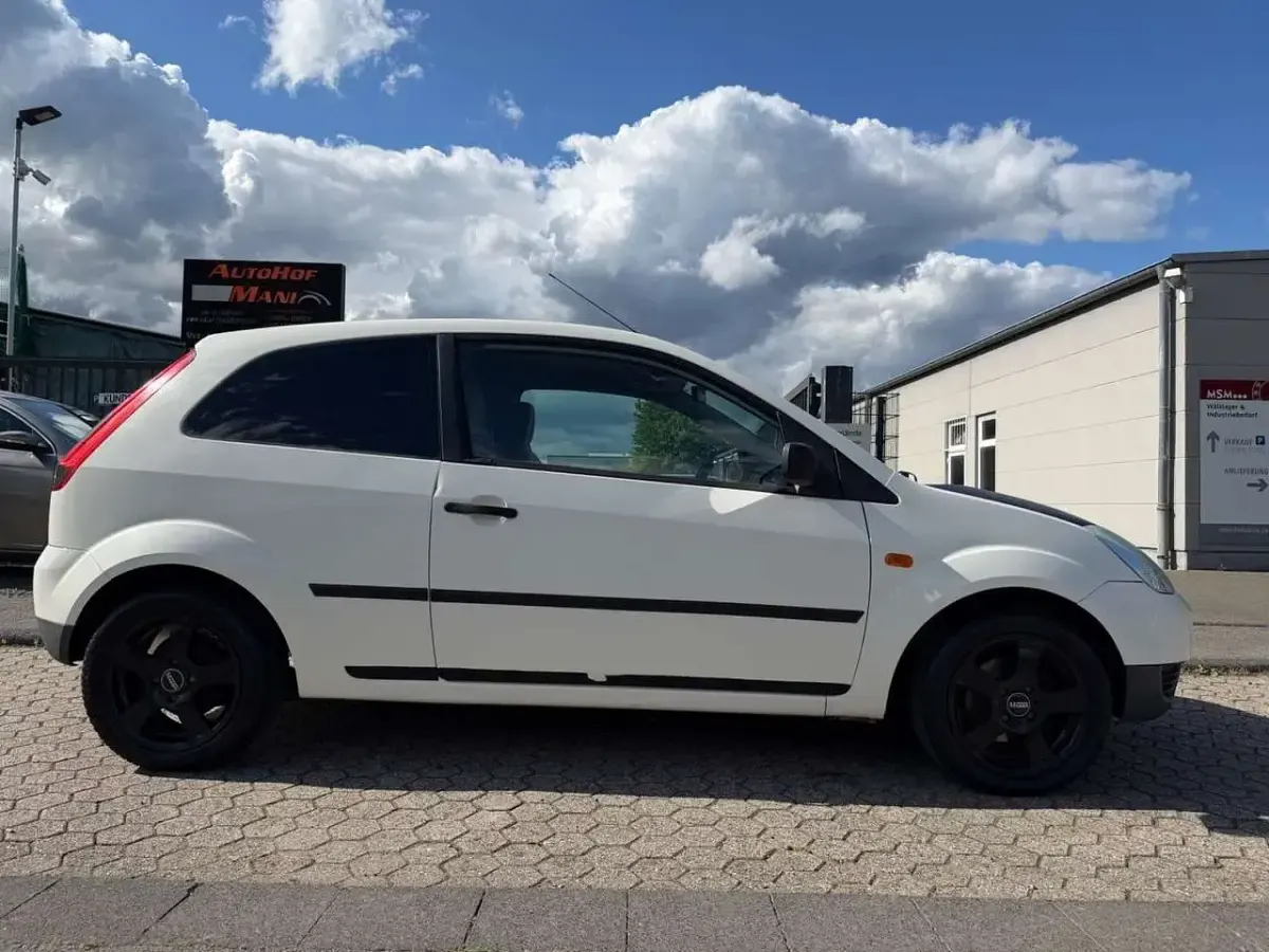 Gebraucht Ford Fiesta Basis 60 PS (44 kW) 2003 Diamantweiß Kleinwagen