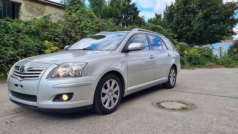 Silber (metallic) Gebraucht 2009 Toyota Avensis Kombi | 6.600 € (Etwas zu teuer) - Bild 1/4