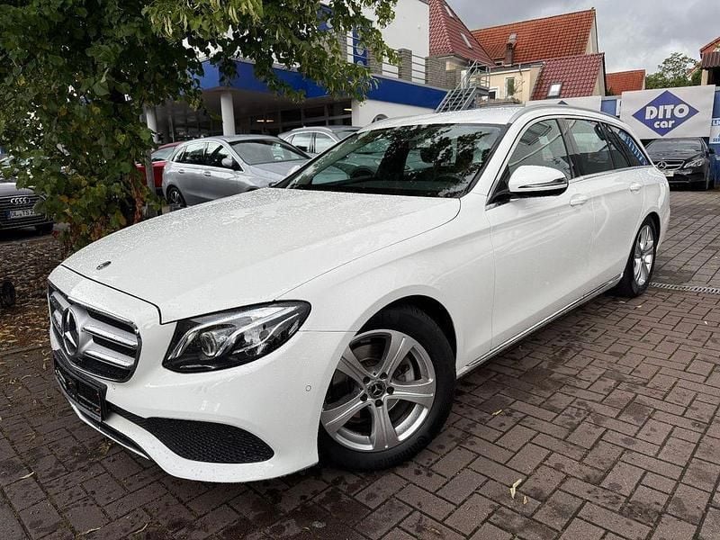 Weiß Gebraucht 2017 Mercedes E200 Avantgarde Limousine | 21.950 € (Guter Preis) - Bild 1/4