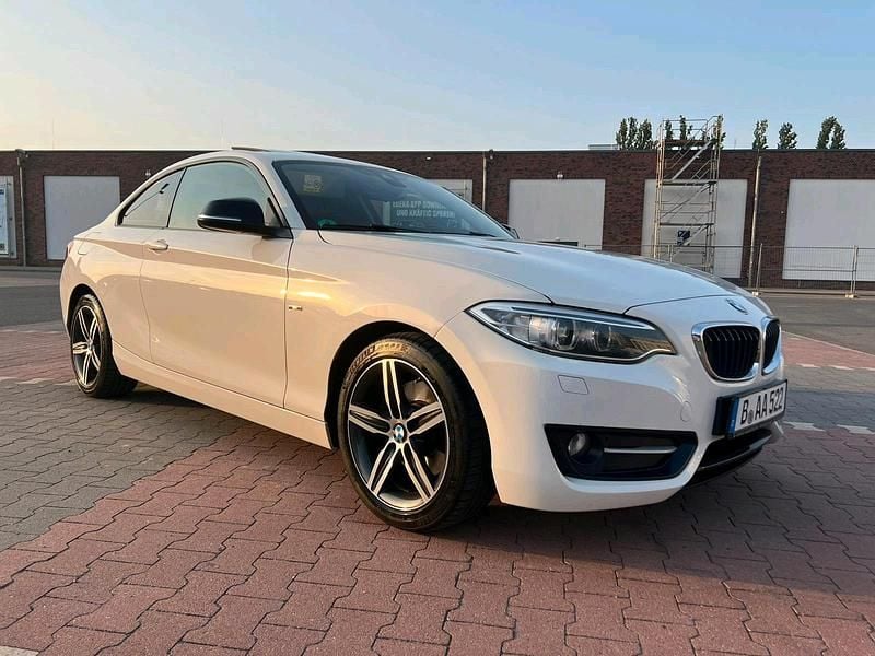 Weiß Gebraucht 2016 BMW 220 Coupé | 12.900 € (Fairer Preis) - Bild 1/4