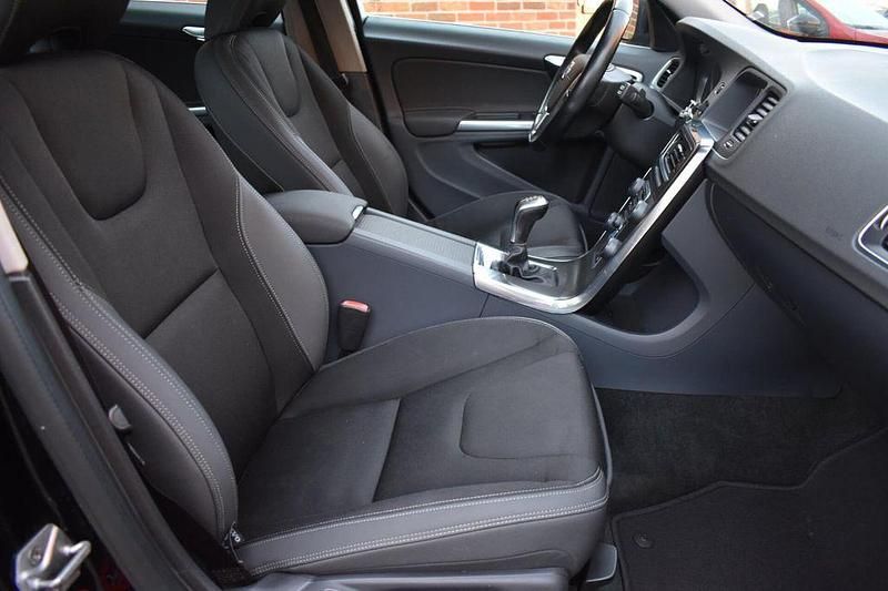 Gebraucht Volvo V60 Momentum 181 PS (133 kW) 2014 Schwarz Kombi