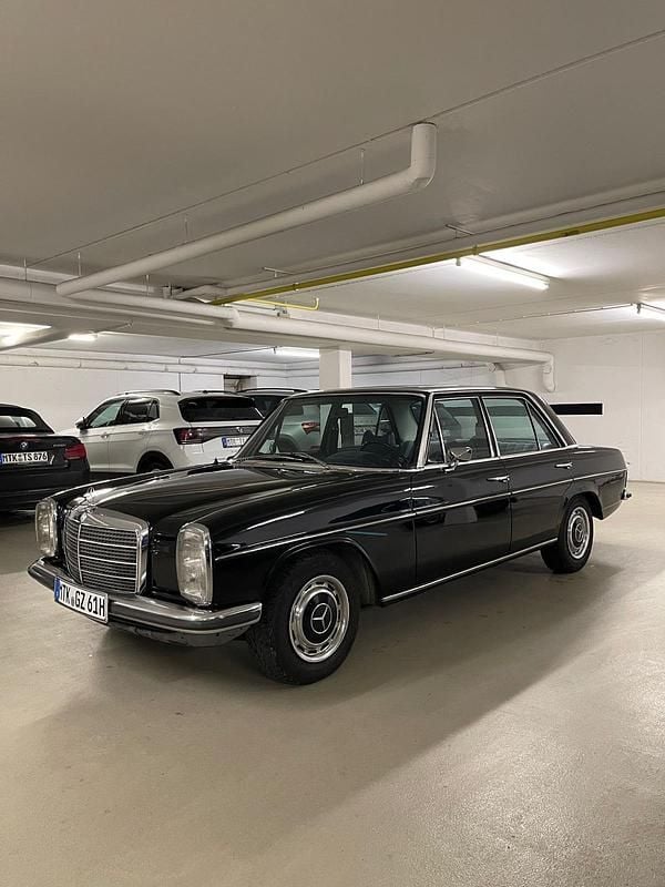 Schwarz Gebraucht 1975 Mercedes W115 Limousine | 14.495 € - Bild 1/4