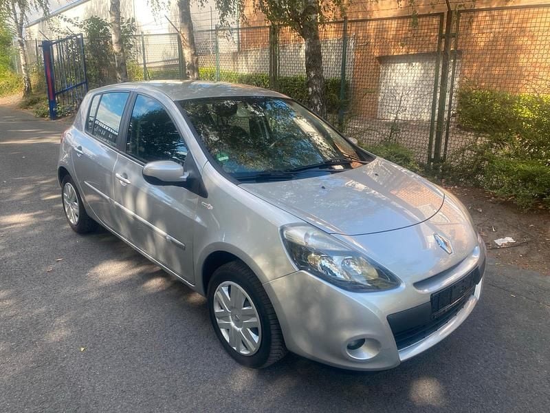 Silber Gebraucht 2012 Renault Clio IV Limousine | 2.950 € (Superpreis) - Bild 1/4