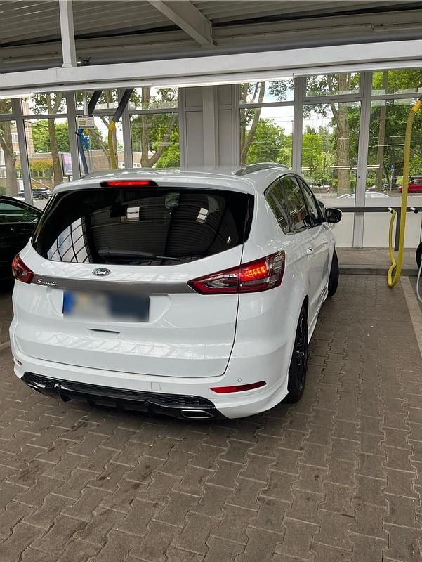 Gebraucht Ford S-MAX Titanium 179 PS (131 kW) 2016 Weiß Van / Kleinbus