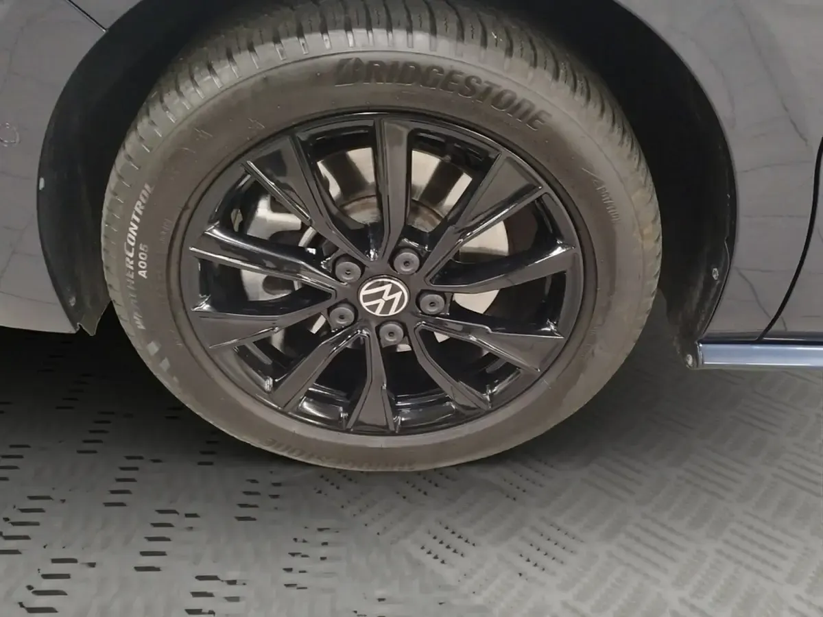 Gebraucht VW Multivan Style 245 PS (180 kW) 2025 Blau Van / Kleinbus