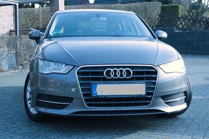 Grau Gebraucht 2016 Audi A3 Limousine | 14.350 € (Superpreis) - Bild 1/4