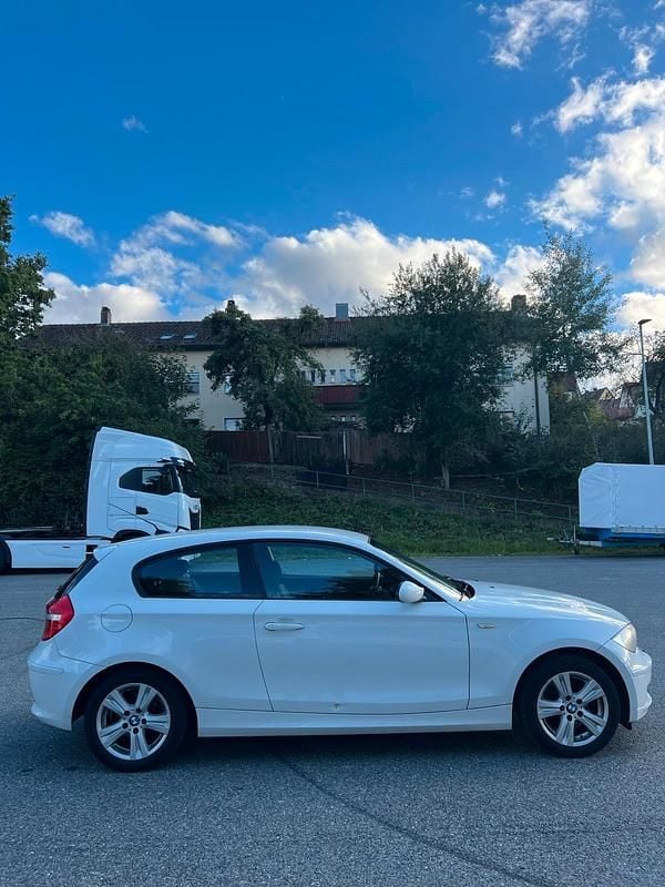 Weiß Gebraucht 2008 BMW 116 Kleinwagen | 1.900 € - Bild 1/4
