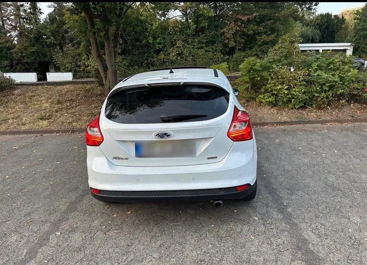 Używany Ford Focus Titanium 150 KM (110 kW) 2011 Biały Sedan/Limuzyna