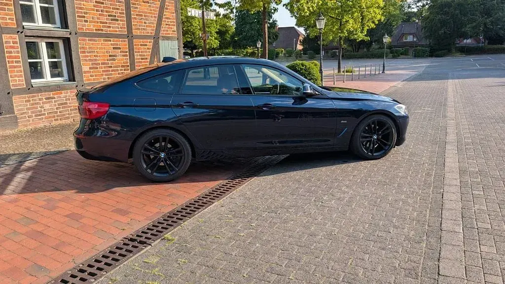 Gebraucht BMW 330 Sport Line 252 PS (185 kW) 2017 Blau Limousine