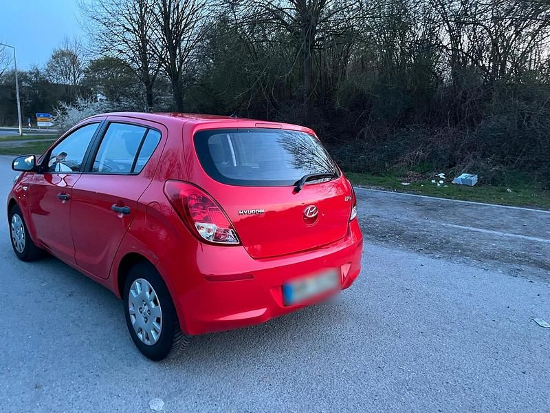 Gebraucht Hyundai i20 86 PS (63 kW) 2013 Rot Kleinwagen