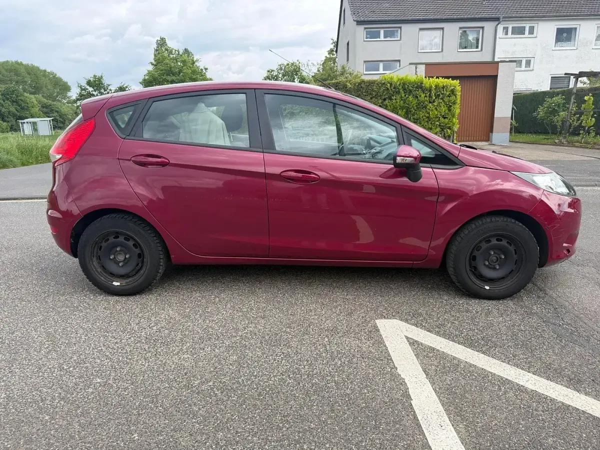Używany Ford Fiesta 82 KM (60 kW) 2010 Czerwony Hatchback