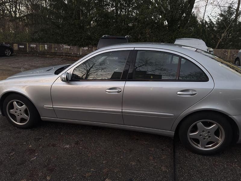 Gebraucht Mercedes E220 Classic 150 PS (110 kW) 2006 Silber Limousine