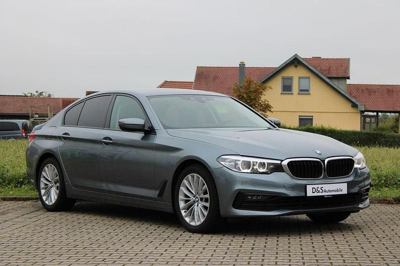 Blau Gebraucht 2019 BMW 520 Sport Line Limousine | 25.140 € (Superpreis) - Bild 1/4