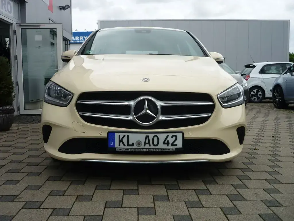 Gebraucht Mercedes B180 Style 116 PS (85 kW) 2021 Beige Van / Kleinbus