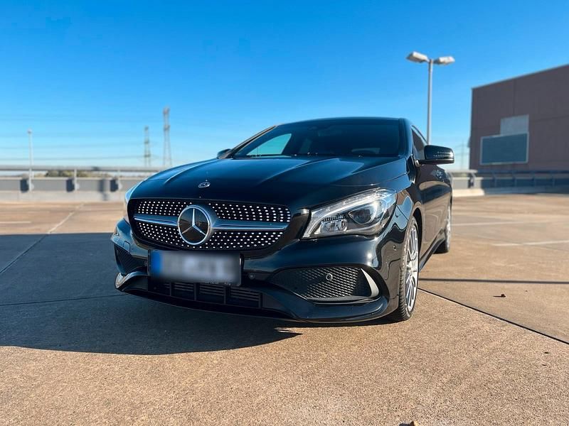 Schwarz Gebraucht 2018 Mercedes CLA250 Shooting Brake AMG line Kombi | 28.500 € (Teuer) - Bild 1/4