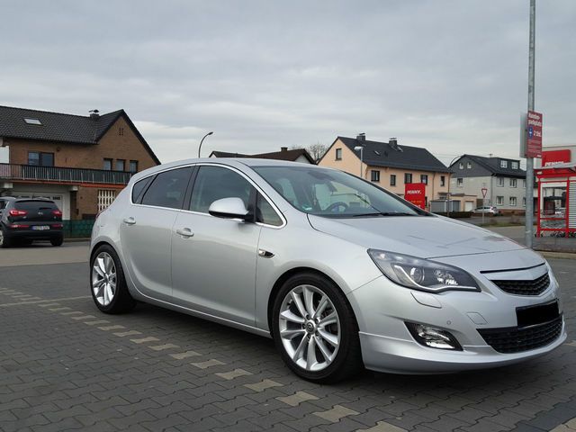 Gebraucht Opel Astra 180 PS (132 kW) 2011 Silber metallic Limousine