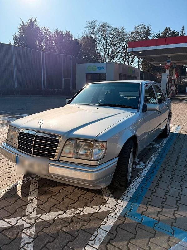 Gebraucht Mercedes E220 1993 Silber Limousine