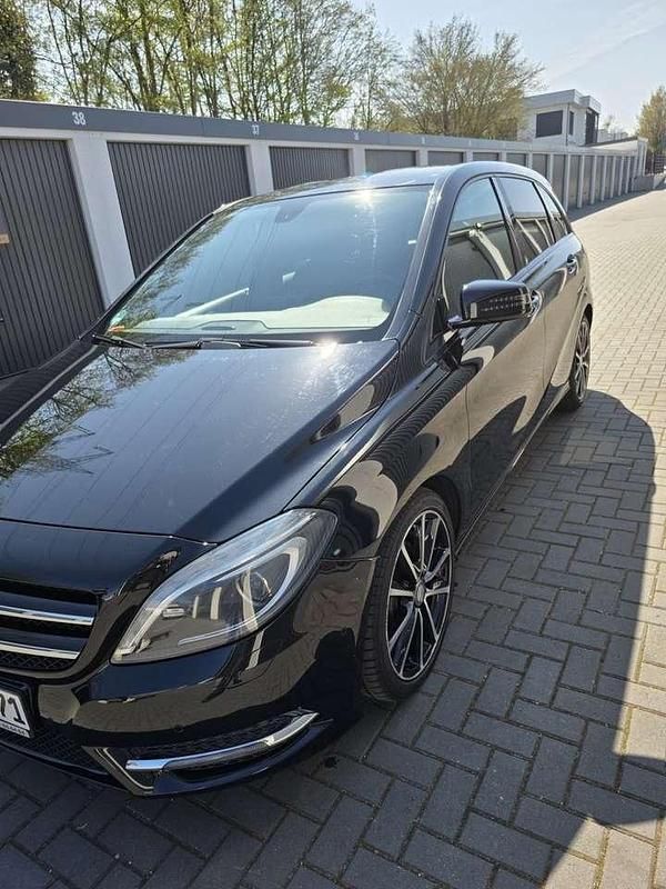Schwarz Gebraucht 2014 Mercedes B180 Urban Van / Kleinbus | 10.900 € (Fairer Preis) - Bild 1/4