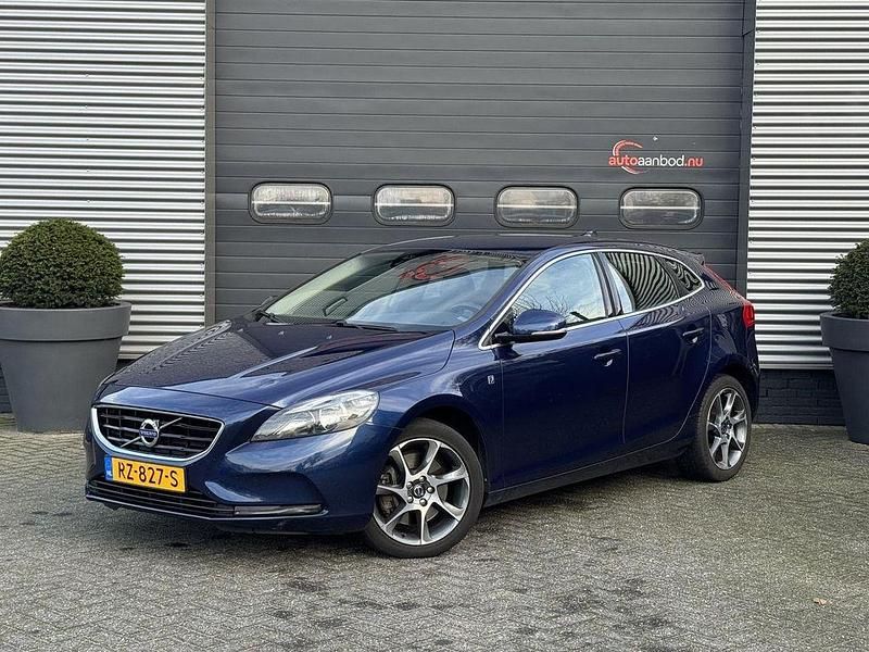 Blau Gebraucht 2015 Volvo V40 Momentum Limousine | 7.400 € (Guter Preis) - Bild 1/4