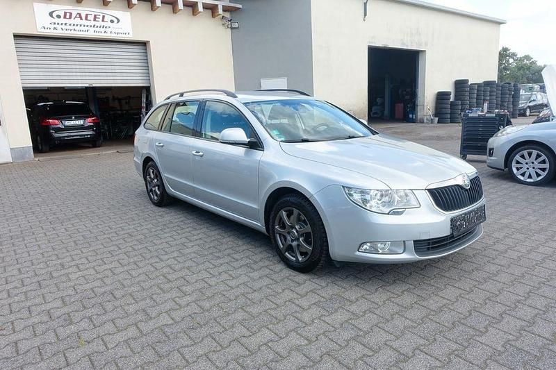 Silber Gebraucht 2011 Skoda Superb Comfort Kombi | 4.990 € (Etwas zu teuer) - Bild 1/4
