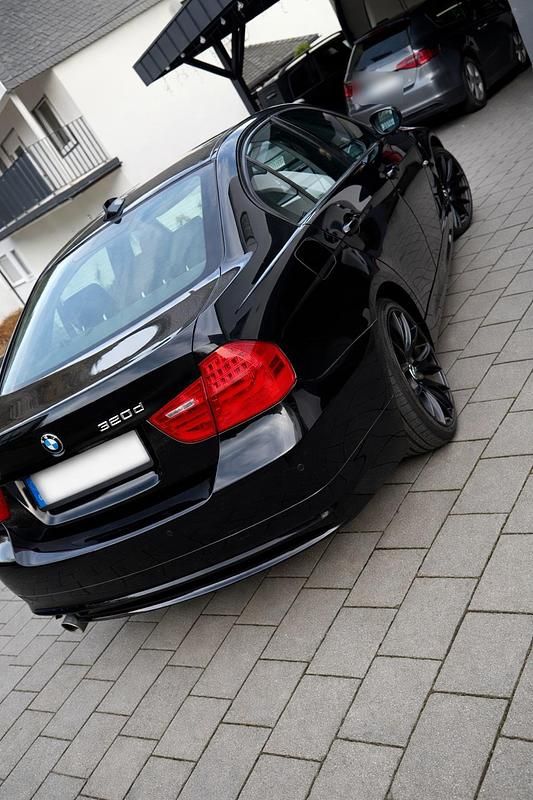 Gebraucht BMW 320 177 PS (130 kW) 2010 Schwarz Limousine