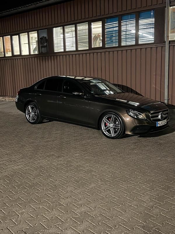 Braun Gebraucht 2018 Mercedes E200 Limousine | 12.900 € - Bild 1/4