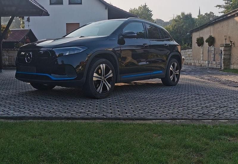 Schwarz Gebraucht 2021 Mercedes EQA250 SUV | 25.999 € (Superpreis) - Bild 1/4