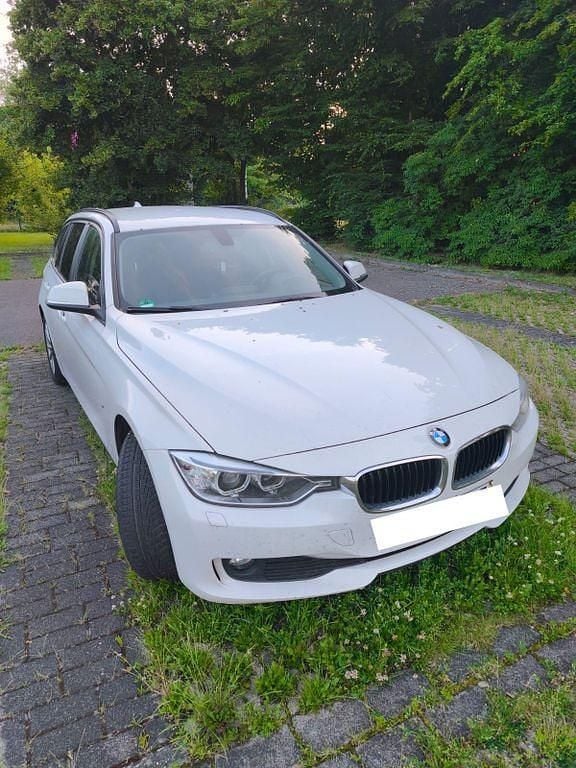 Weiß Gebraucht 2013 BMW 316 Kombi | 6.500 € (Guter Preis) - Bild 1/4