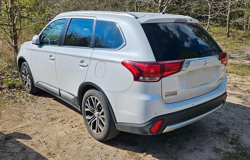 Begagnad Mitsubishi Outlander Plus 150 HK (110 kW) 2016 Vit SUV