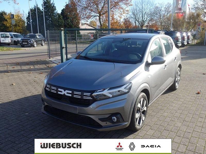 Neu Dacia Sandero Expression 91 PS (66 kW) 2025 Zedergrün Kleinwagen