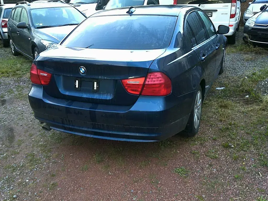 Gebraucht BMW 318 143 PS (105 kW) 2011 Blau Limousine