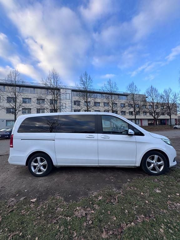 Weiß Gebraucht 2017 Mercedes V220 Edition Van / Kleinbus | 26.000 € (Guter Preis) - Bild 1/4