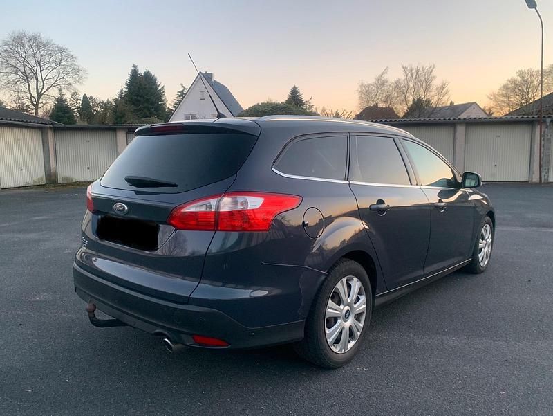 Gebraucht Ford Focus 140 PS (102 kW) 2011 Grau Kombi
