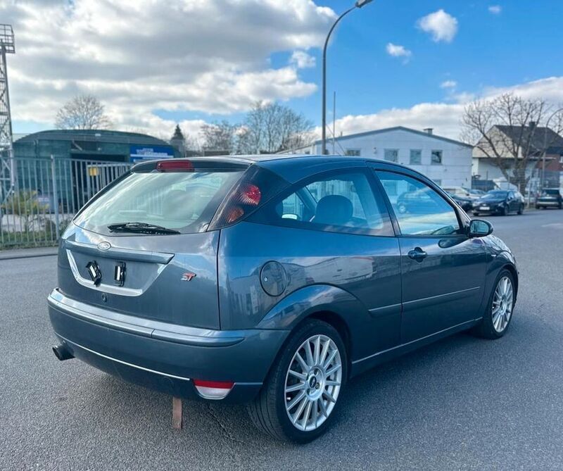 Gebraucht Ford Focus ST 173 PS (127 kW) 2002 Grau Limousine
