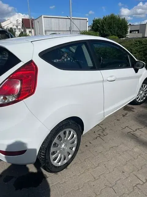 Gebraucht Ford Fiesta Trend 60 PS (44 kW) 2015 Weiß Kleinwagen