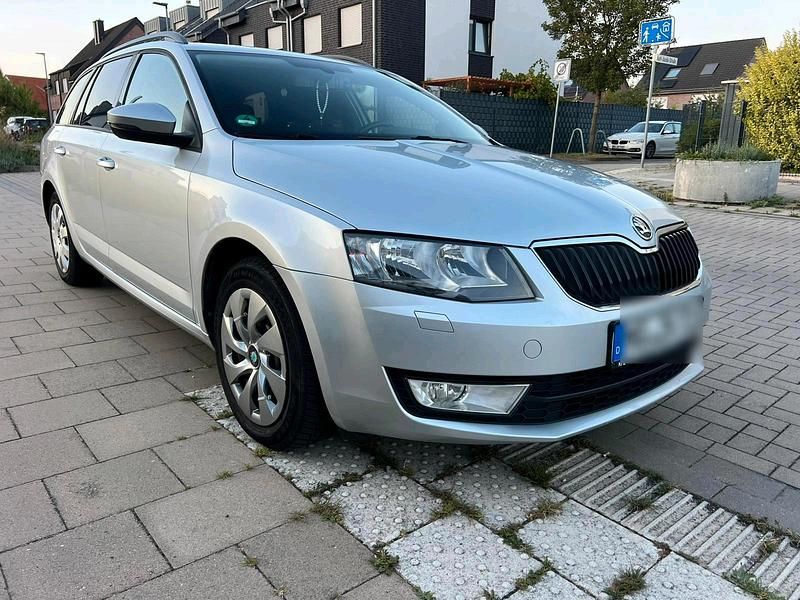 Grün Gebraucht 2015 Skoda Octavia Kombi | 6.990 € (Superpreis) - Bild 1/4