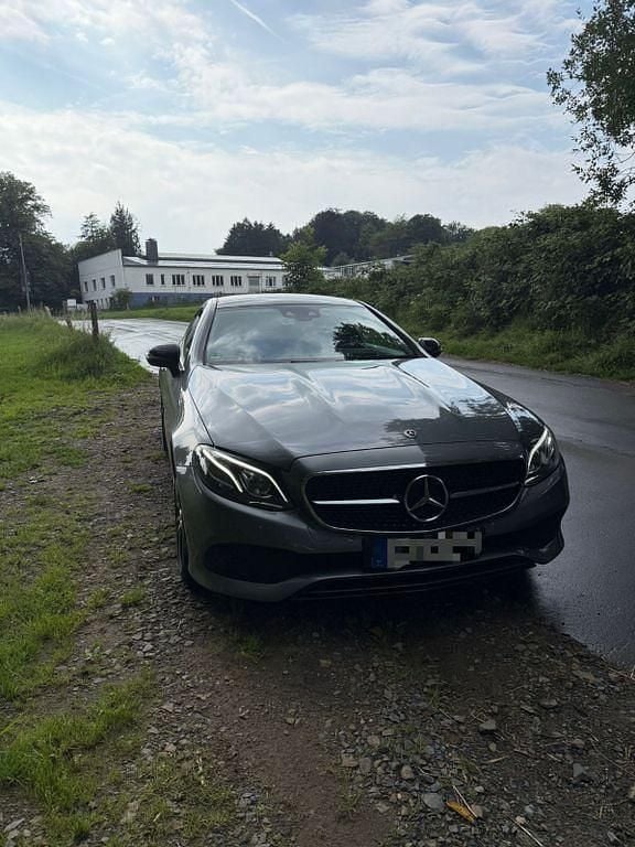 Grau Gebraucht 2018 Mercedes E350 Coupé | 33.000 € - Bild 1/4