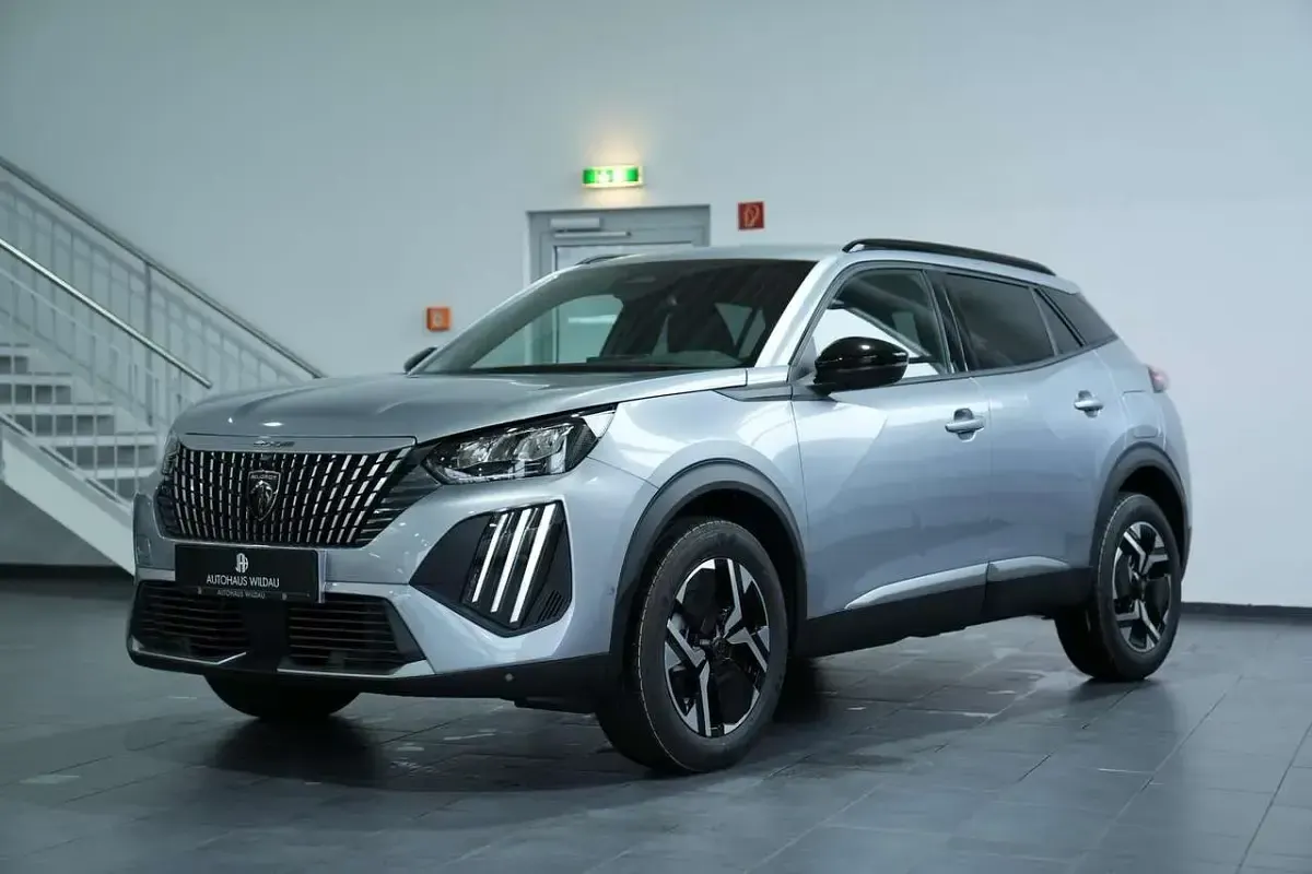 Neu Peugeot 2008 Allure 131 PS (96 kW) 2025 Grau/typ aussenverkleidung la SUV