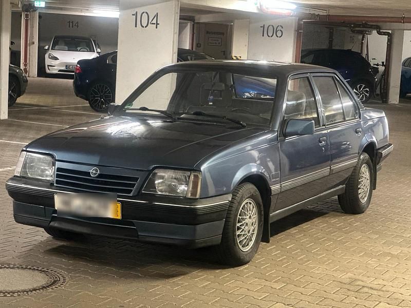 Blau Gebraucht 1988 Opel Ascona Limousine | 6.500 € - Bild 1/4